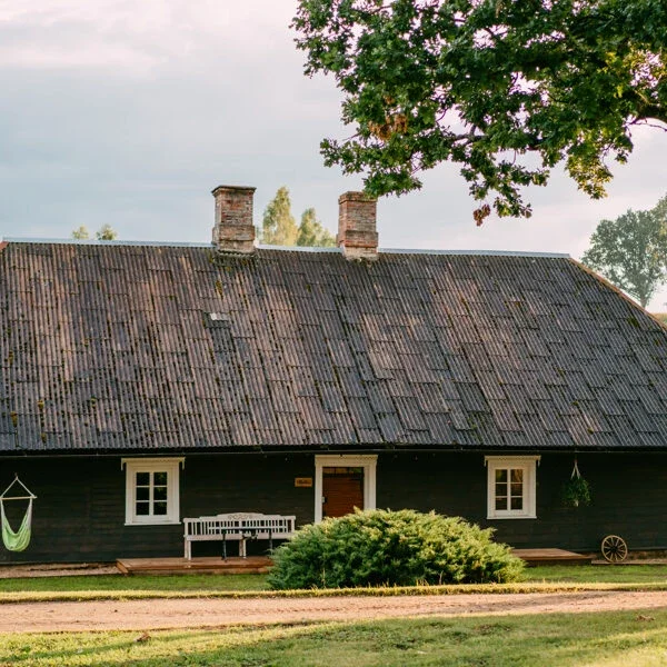 Virgabaļu galvenā māja ar šūpuļtīklu zem ozola