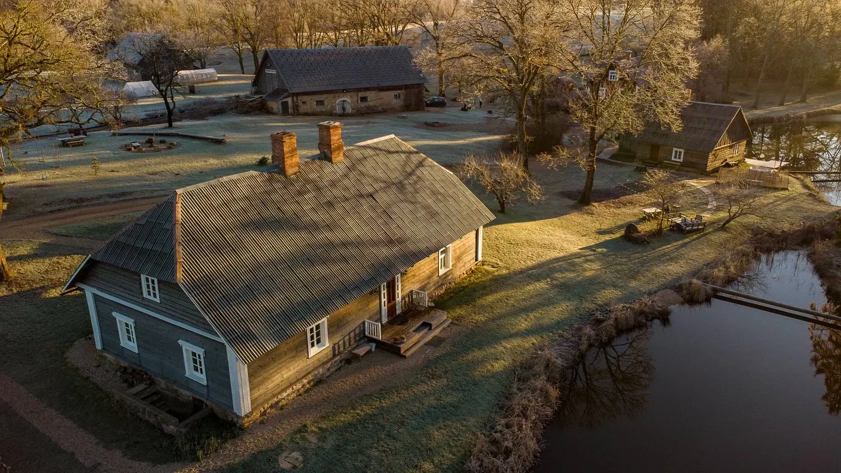 Virgabaļi no putna lidojuma — sarmots rīts