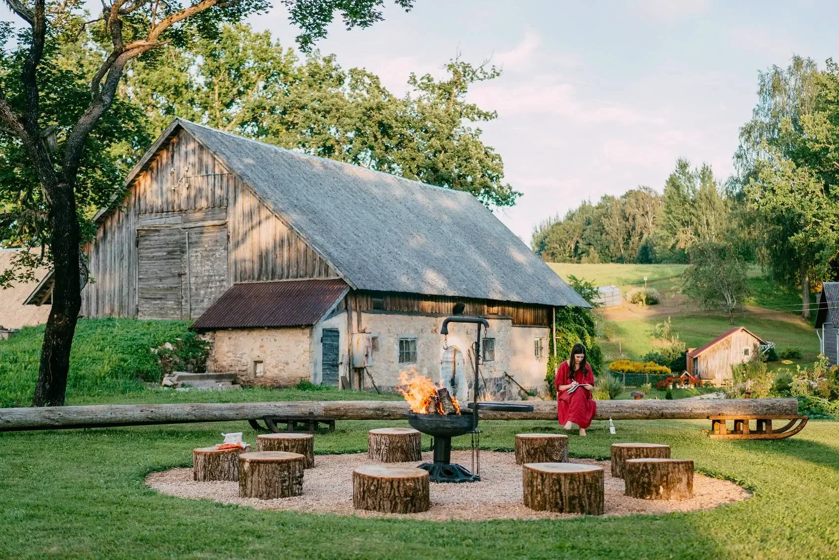 Ugunskura vieta pie svētku šķūņa, vasaras pēcpusdiena